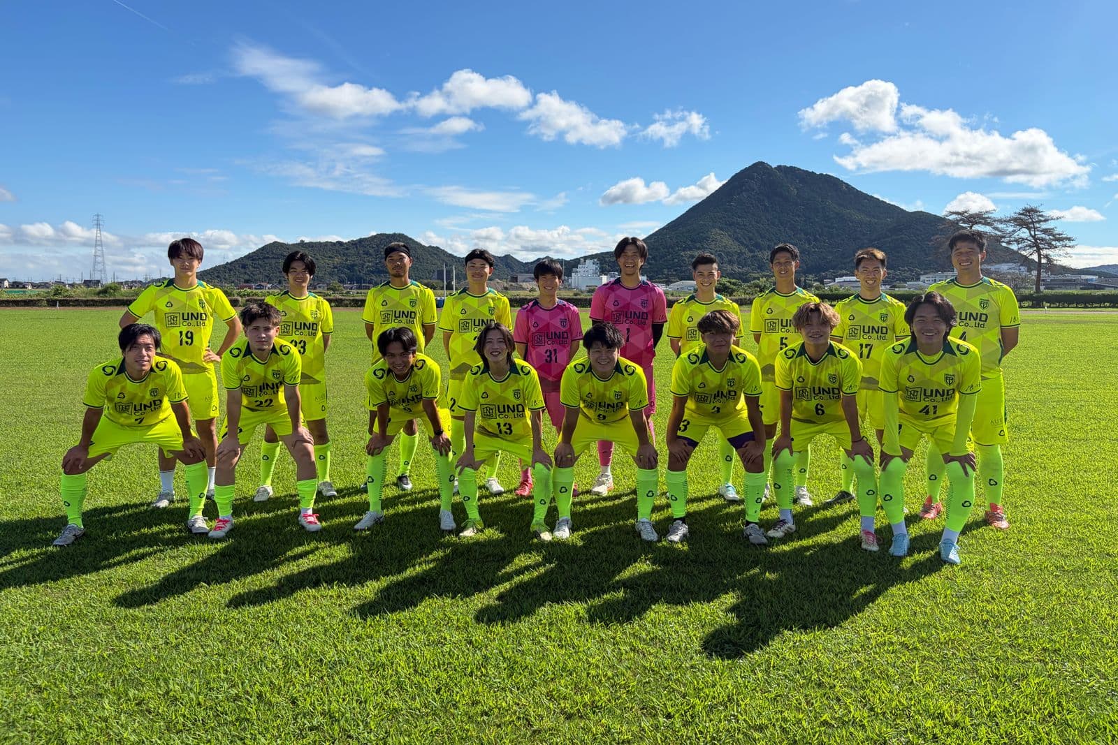 三上山で撮影したPersoLegame Ohmi FC集合写真
